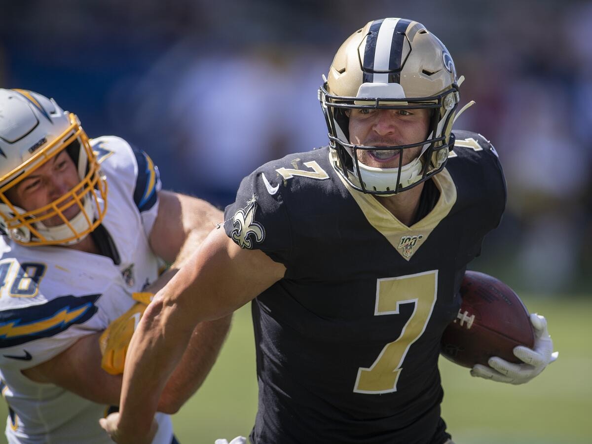 Taysom Hill (7) rusht de football in een wedstrijd waarin de Saints het opnamen tegen de Chargers.