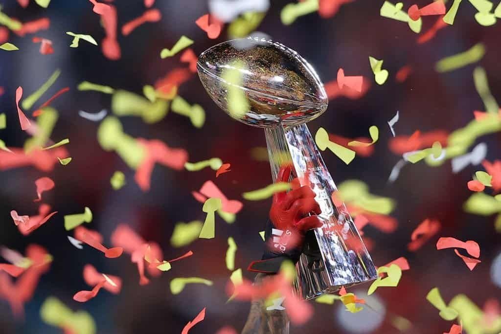 De Lombardi trofee die in de lucht wordt gehoffen na een Super Bowl overwinning van de Kansas City Chiefs.