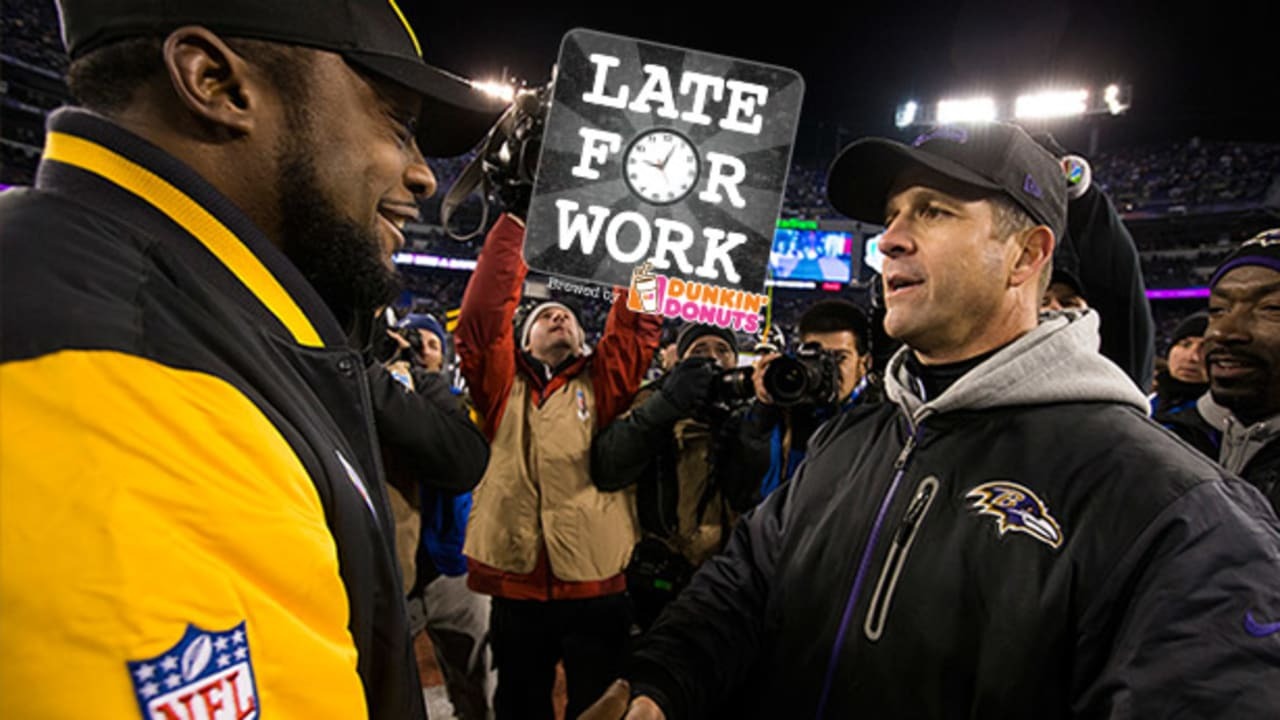 Mike Tomlin en John Harbaugh die elkaar de hand schudden.