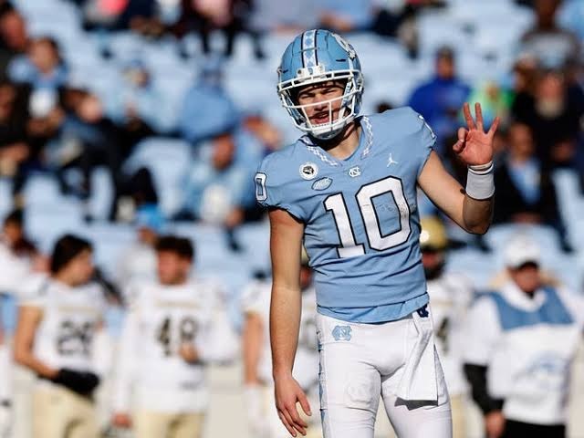 Drake Maye (10) tijdens een wedstrijd als North Carolina Tar Heel. 