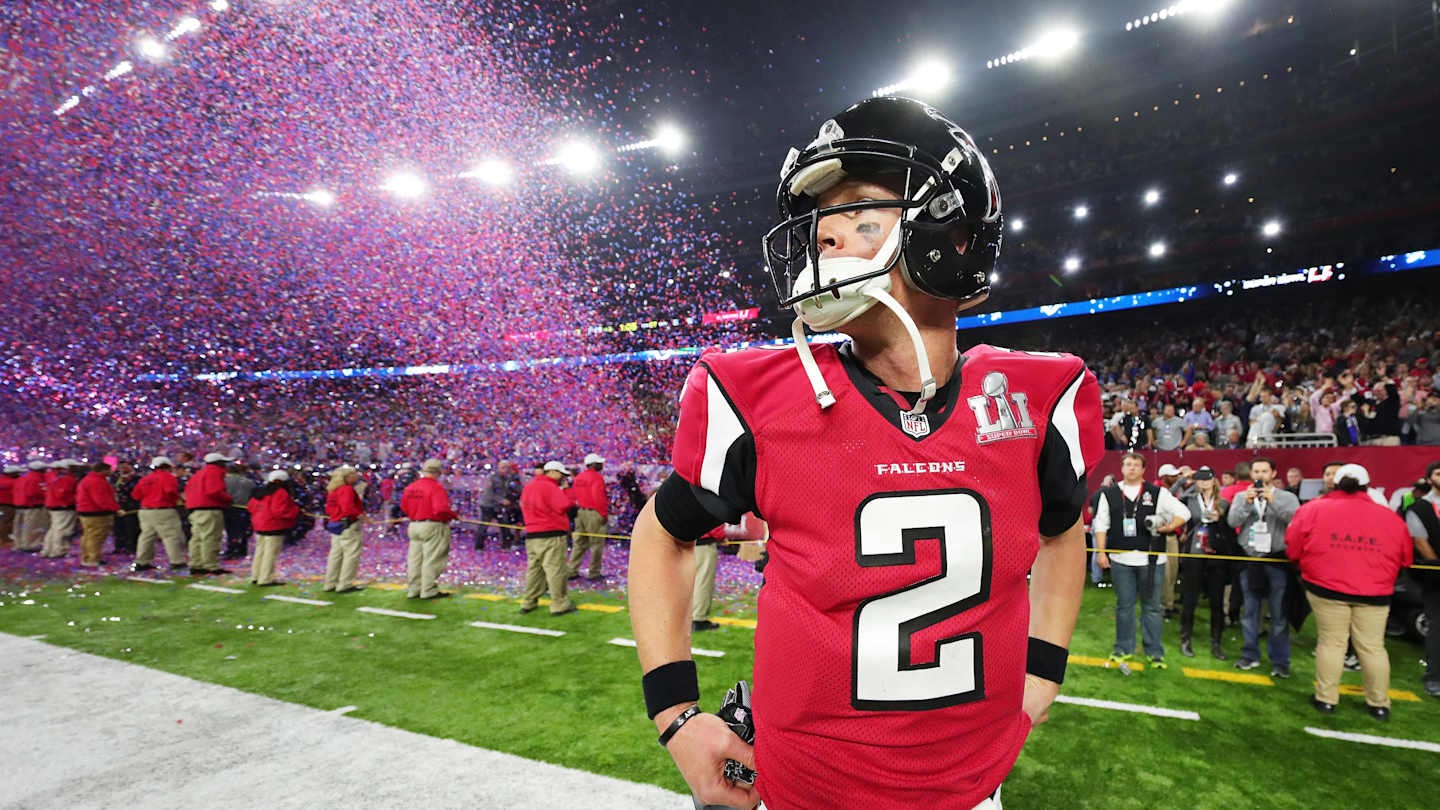Matt Ryan (2) kijkt vol ongeloof toe hoe New England hun 5de Super Bowl overwinning viert.