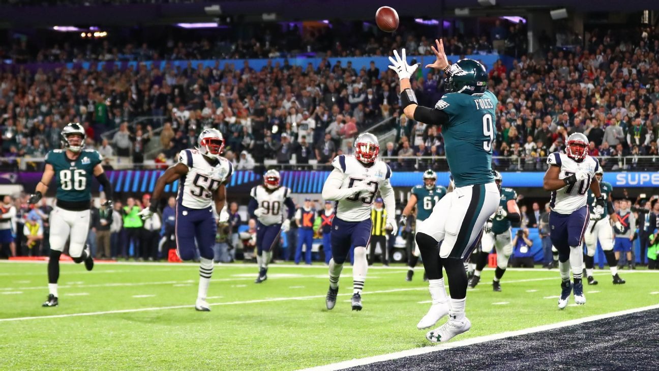 Nick Foles vangt als receiver tijdens de Philly Special een touchdown pass.
