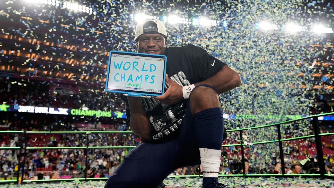 Kenneth Walker III viert zijn Super Bowl overwinning en zijn Super Bowl MVP award.