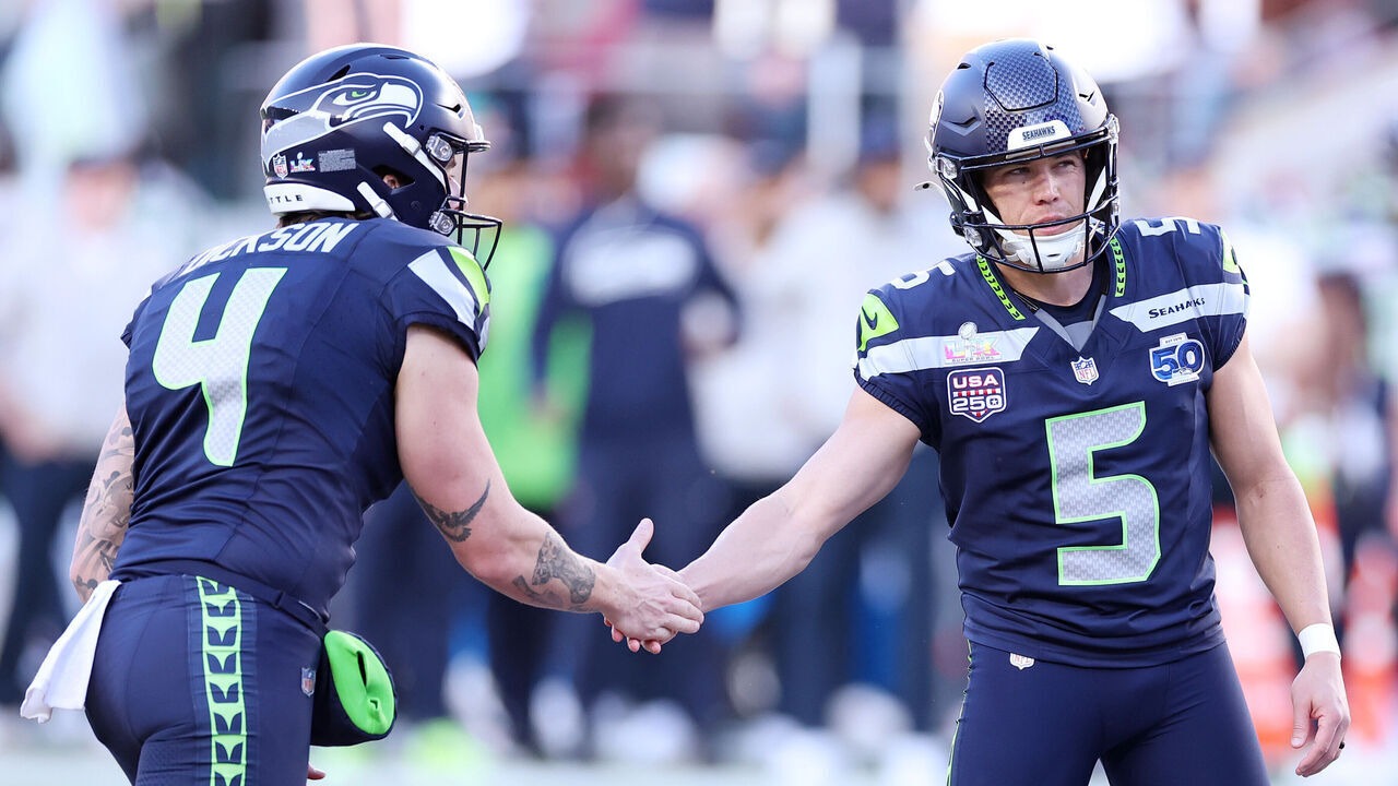 Seahawks Dickson (4) en Myers (5) die elkaar de hand schudden.