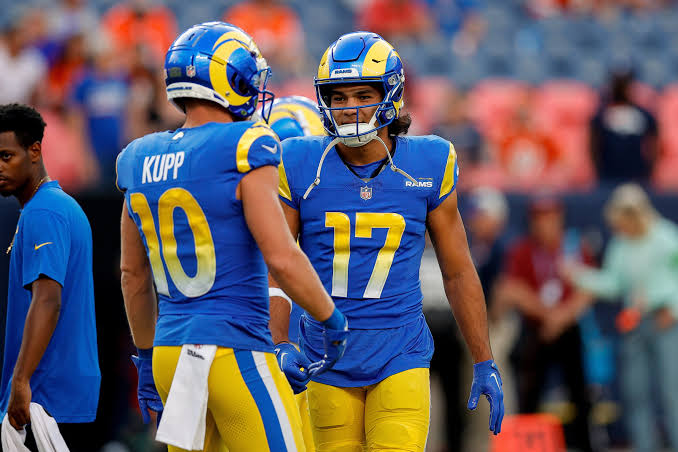 Cooper Kupp (10) en Puka Nacua (17) op het veld in full Los Angeles Rams gear.