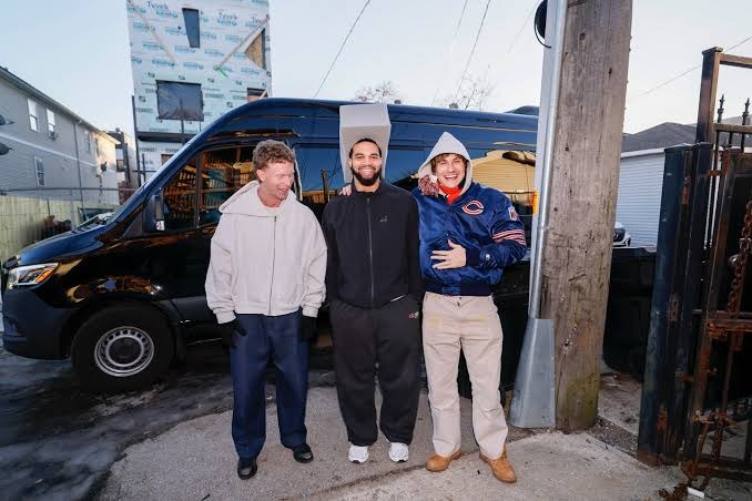 Caleb Williams (midden) en Cole Bennett (rechts) poseren samen voor foto die Caleb uiteindelijk op zijn Instagram postte.