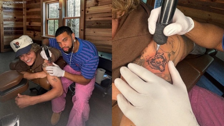 Caleb Williams die een deel van het Bears logo tatoeëert op de schouder van Cole Bennett.