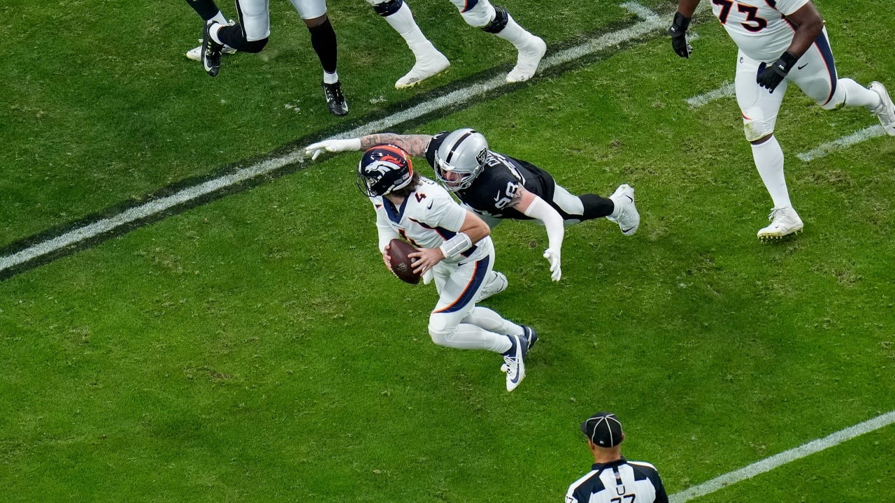 Maxx Crosby die op het punt staat om de quarterback van de Denver Broncos neer te halen voor een sack.
