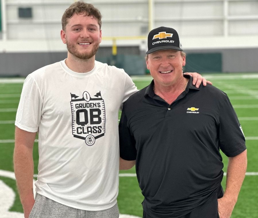 Quinn Ewers en Jon Gruden samen bij het praktische gedeelte van Gruden's QB Class.