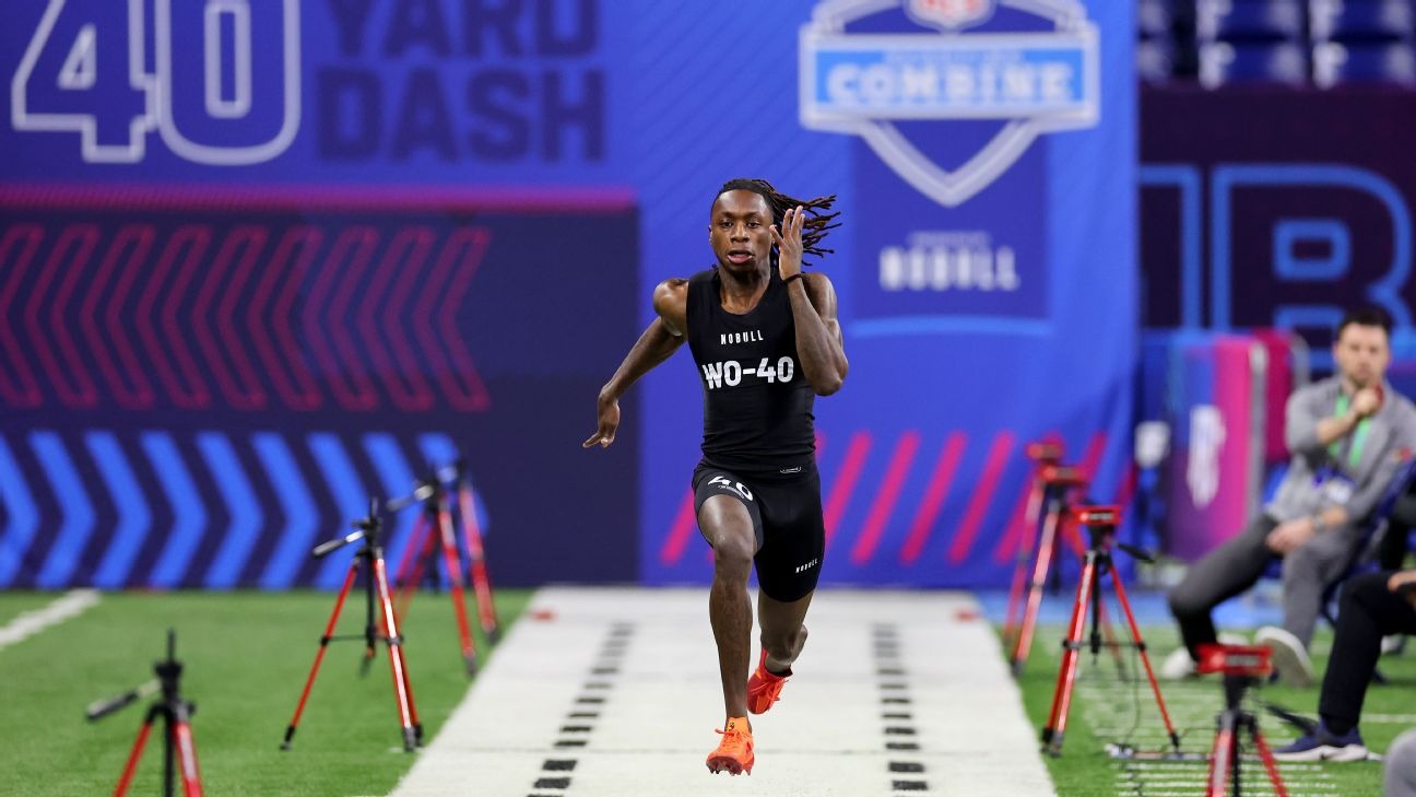 Een van de prospects loopt de 40-yard dash op de NFL Scouting Combine.