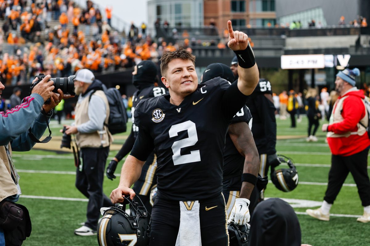 Quarterback Diego Pavia (2) wuift naar de Vanderbilt supporters.