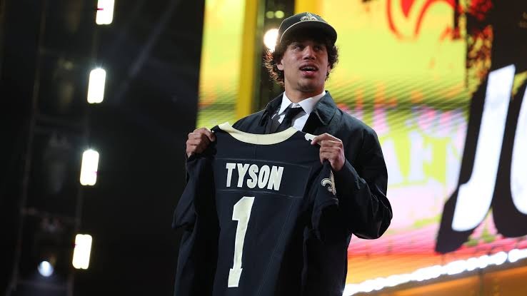 Jordyn Tyson op het podium tijdens de NFL Draft van 2026 in Pittsburgh.