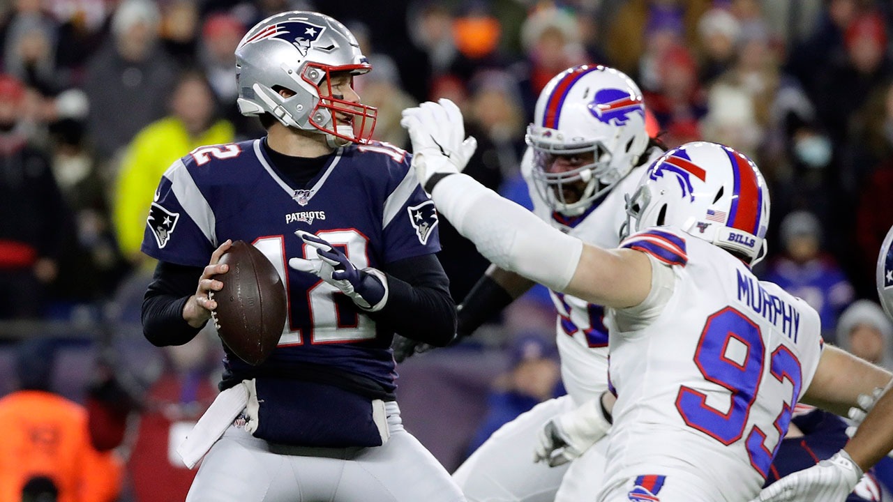 Tom Brady in de pocket tijdens een wedstrijd tegen de Buffalo Bills.