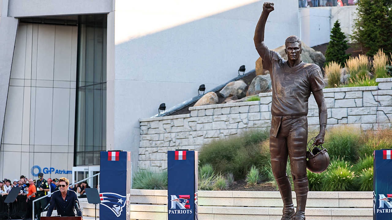 Tom Brady spreekt het publiek toe bij de inhuldiging van zijn bronzen standbeeld.