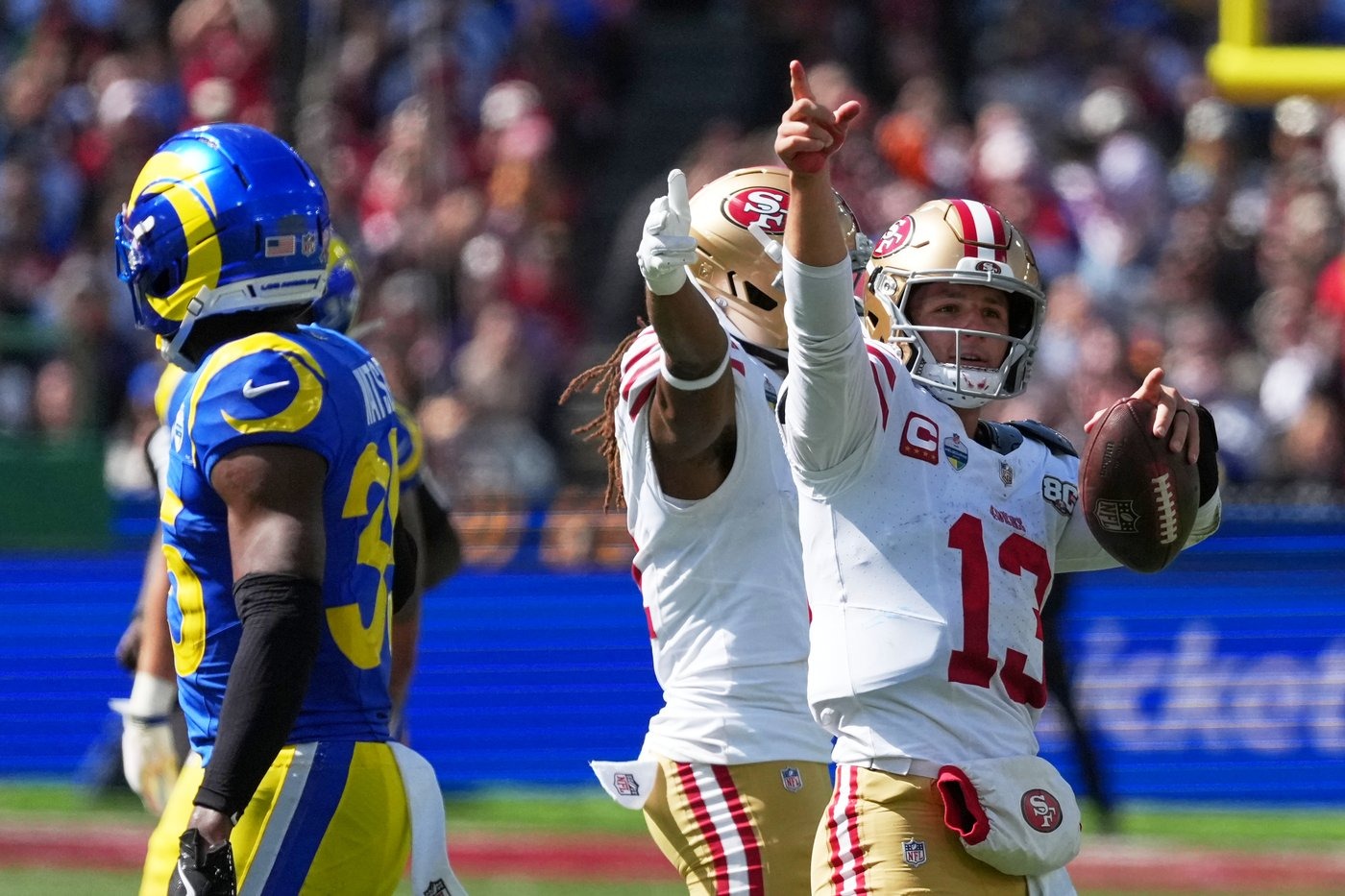 Brock Purdy (13) viert een 1st down tijdens de wedstrijd in Melbourne.