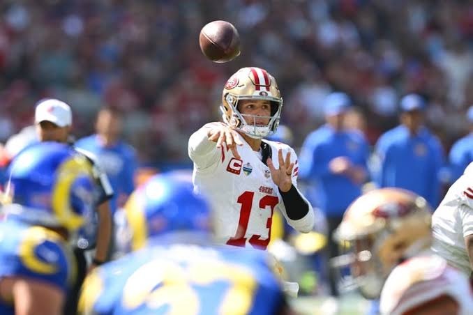 Brock Purdy (13) passt de football in het 3de kwart van de wedstrijd tegen de Los Angeles Rams in Melbourne.