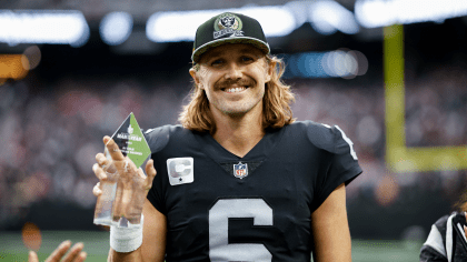 Punter AJ Cole mag een reward in ontvangst nemen voor de start van de wedstrijd.