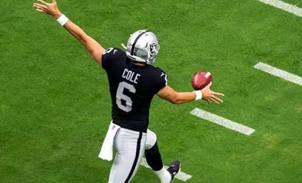 AJ Cole (6) vlak voor hij de bal trapt op een punt voor de Las Vegas Raiders. Mid-action. Mid-punt.