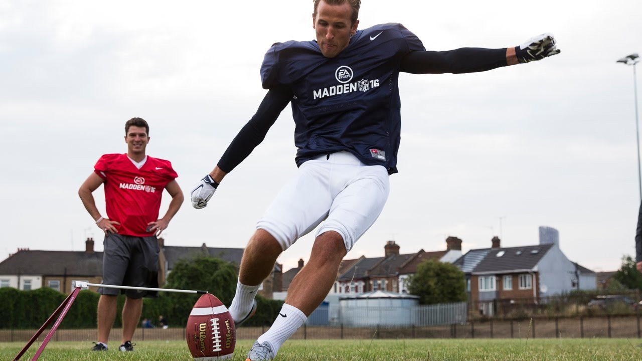 Harry Kane die voor de promotie campagne van Madden 16 een football trapt.