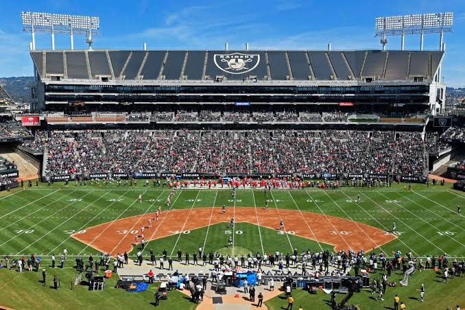 Panoramische foto van het Oakland Coliseum vlak voor de wedstrijd tegen de Kansas City Chiefs.
