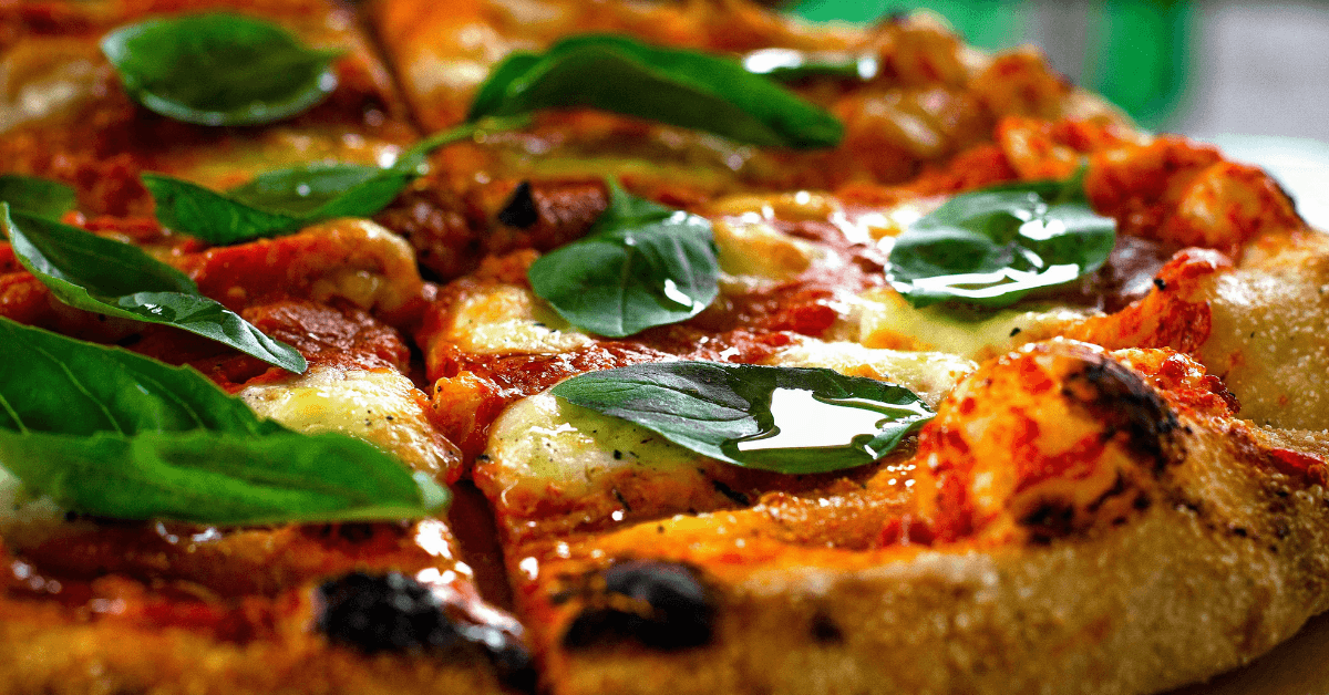 formation pizzaiolo en ligne cuisson d'une pizza au four à bois technique professionnelle de pizzaiolo