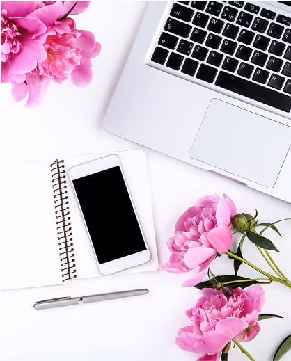 Psychoterapia online – laptop, notes i kwiaty jako symbol nowoczesnego wsparcia psychologicznego na odległość
