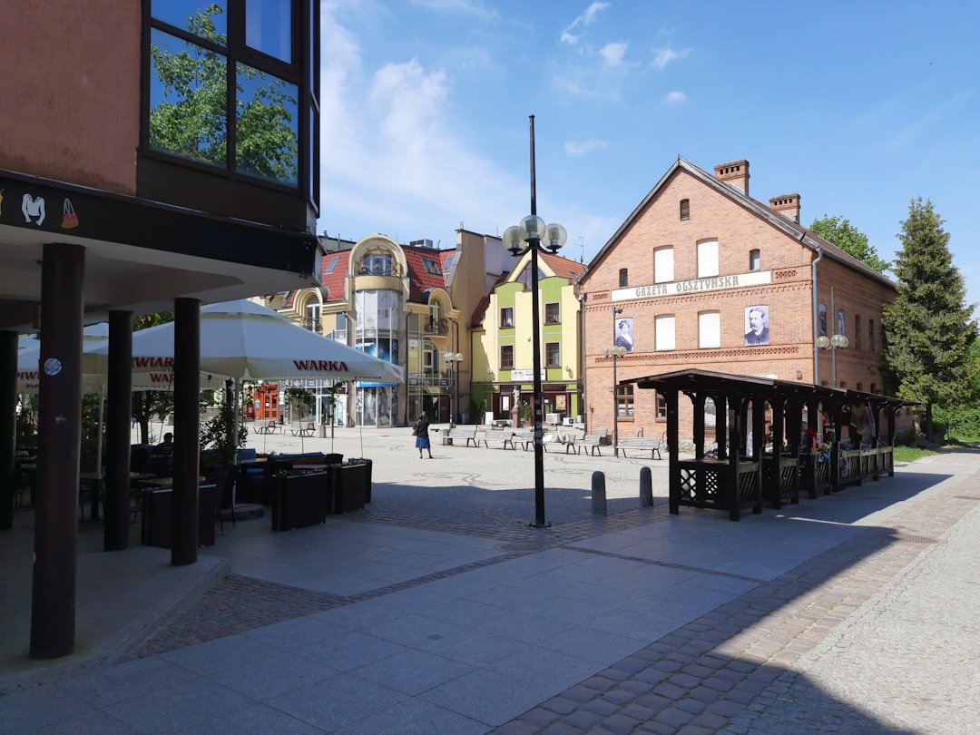 commercial courtyard with neat paver patios and seating areas - landscaping service commercial courtyard with neat paver patios and seating areas - landscaping service