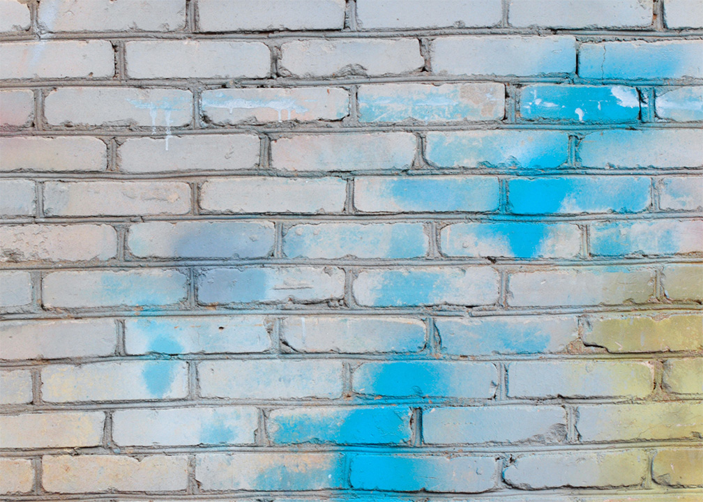 Graffiti verwijderen op gevelsteen