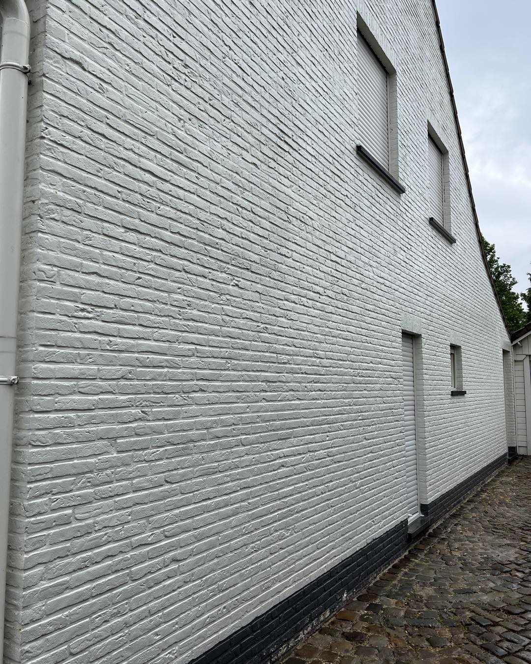 Witte bakstenen gevel van een woning met zichtbaar egaal en schoon resultaat.