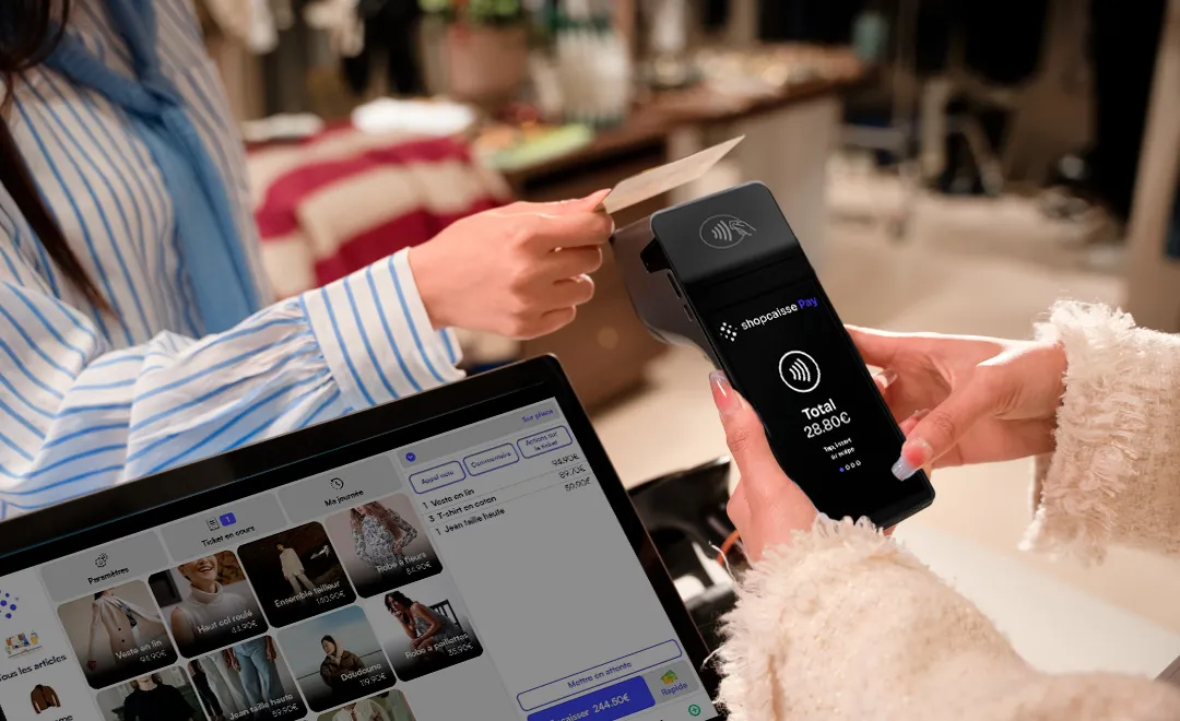 Personne tenant un terminal de paiement Shopcaisse Pay affichant un total de 28,80 €, pendant qu'une autre remet une carte bancaire.