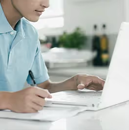 PCで勉強している様子