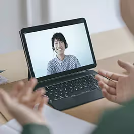 タブレットでオンラインミーティングをしている様子