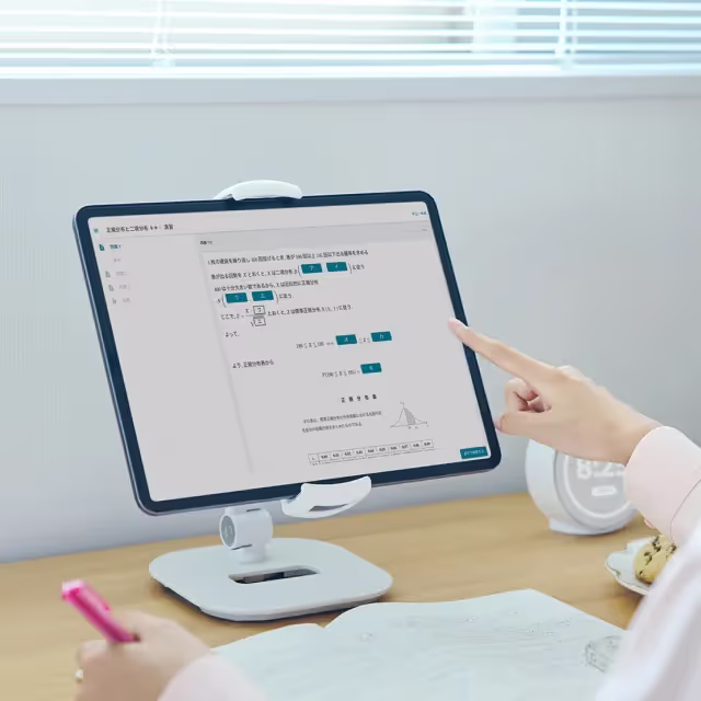 タブレットで勉強している様子