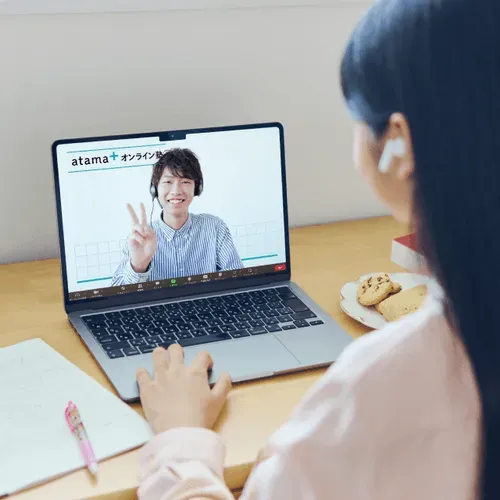 ラップトップPCでオンラインミーティングをしている様子