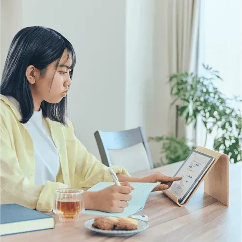 タブレットデバイスを見ながら、勉強している様子
