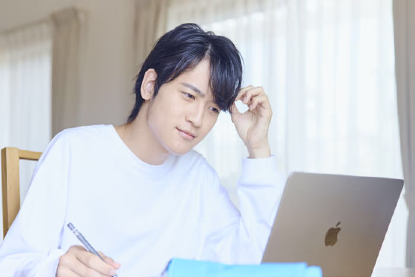 高校生がパソコンを見ながら、勉強している様子