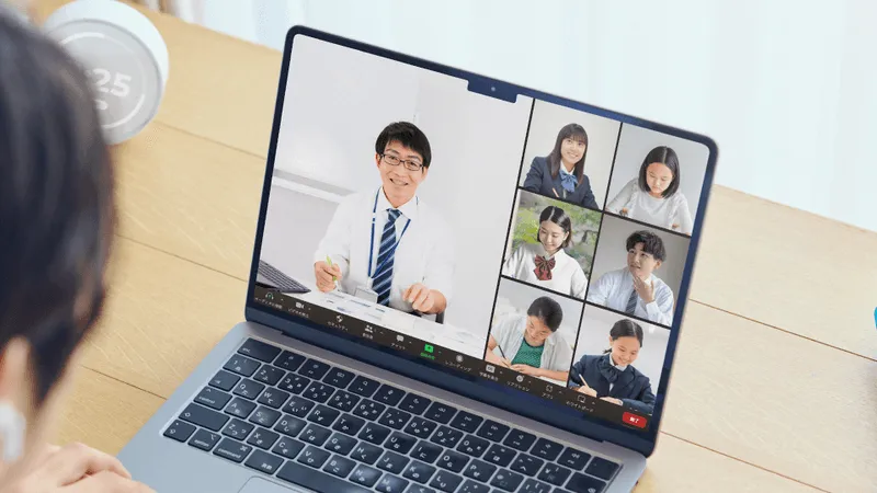 オンラインで集団で授業を受けている様子