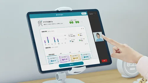 生徒がタブレットで勉強している様子。