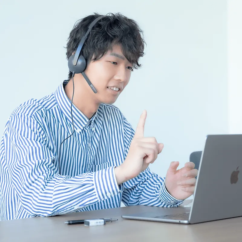 男性スタディトレーナーがオンラインミーティングをしている様子。