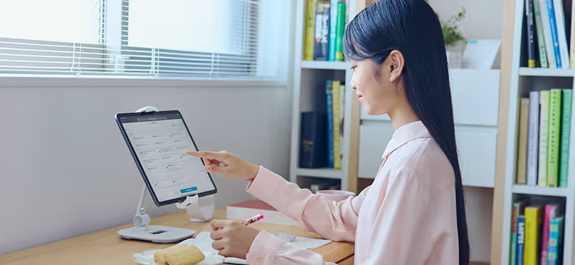 女子中学生が自室で勉強している様子