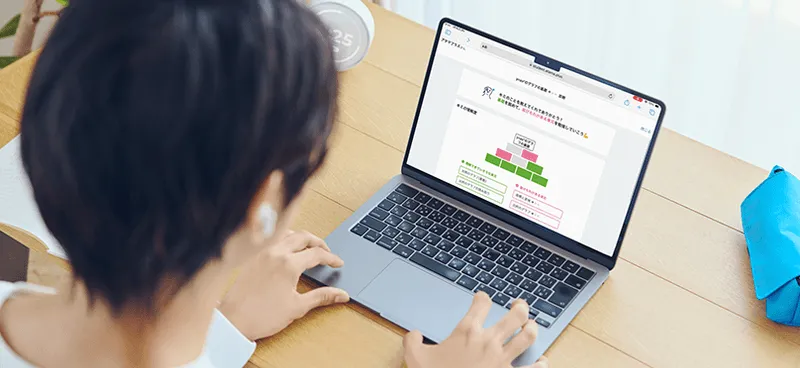男子高校生が自室で勉強している様子。