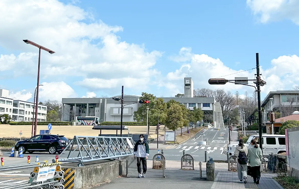 名古屋大学の構内の写真。晴れていて広く和やかな雰囲気。