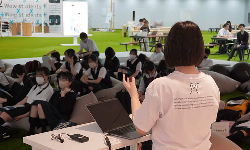 高校生に向かってプレゼンテーションしている沼田の様子。