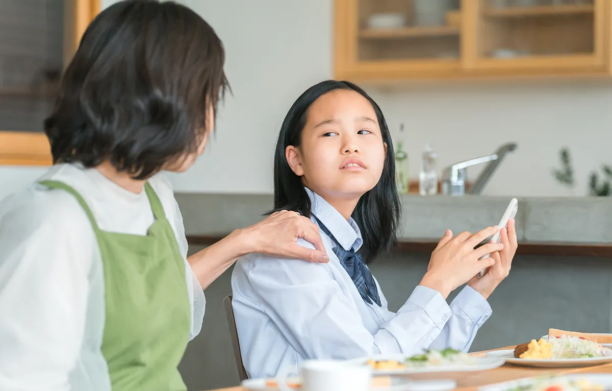 母親に小言を言われる女子中学生