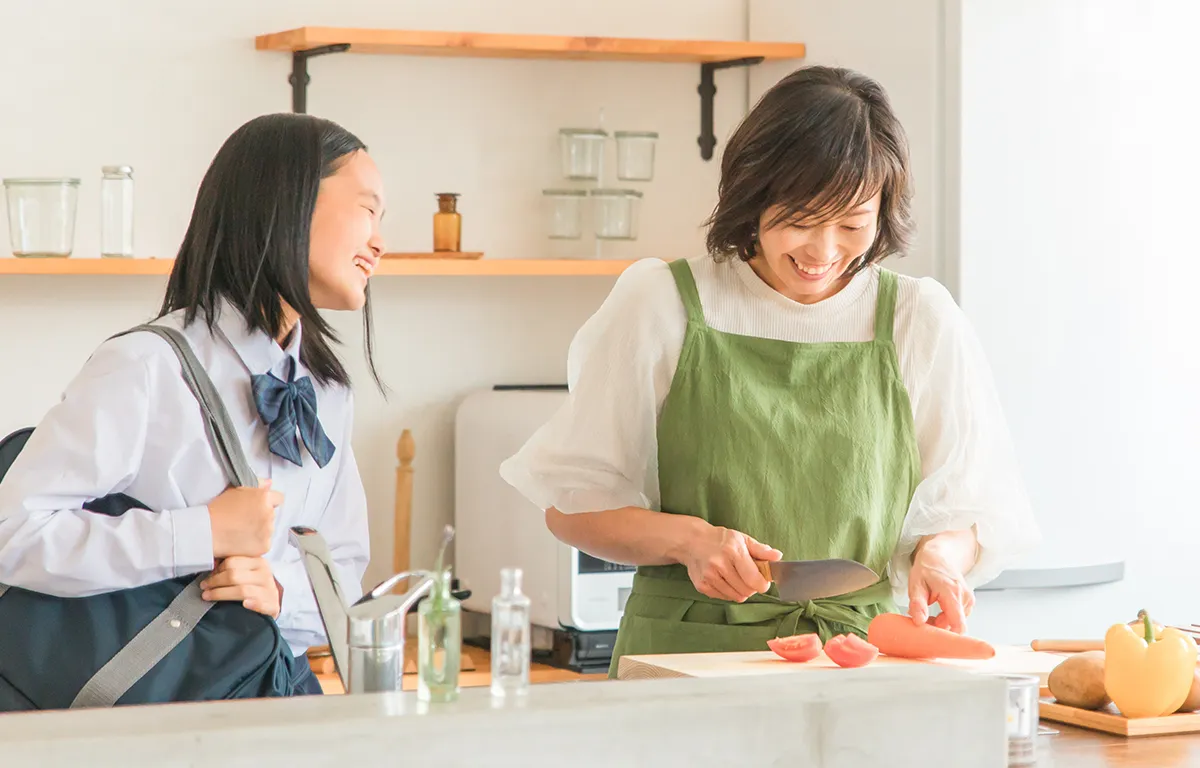 母親と仲良く話す女子中学生