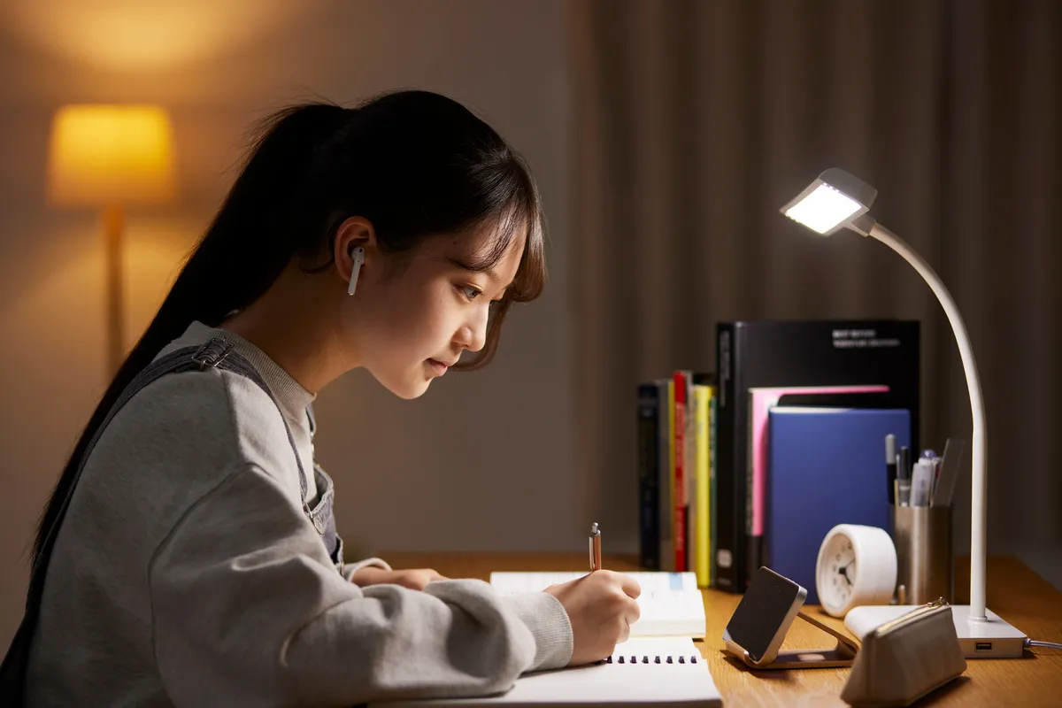 自分の部屋で勉強する学生の写真