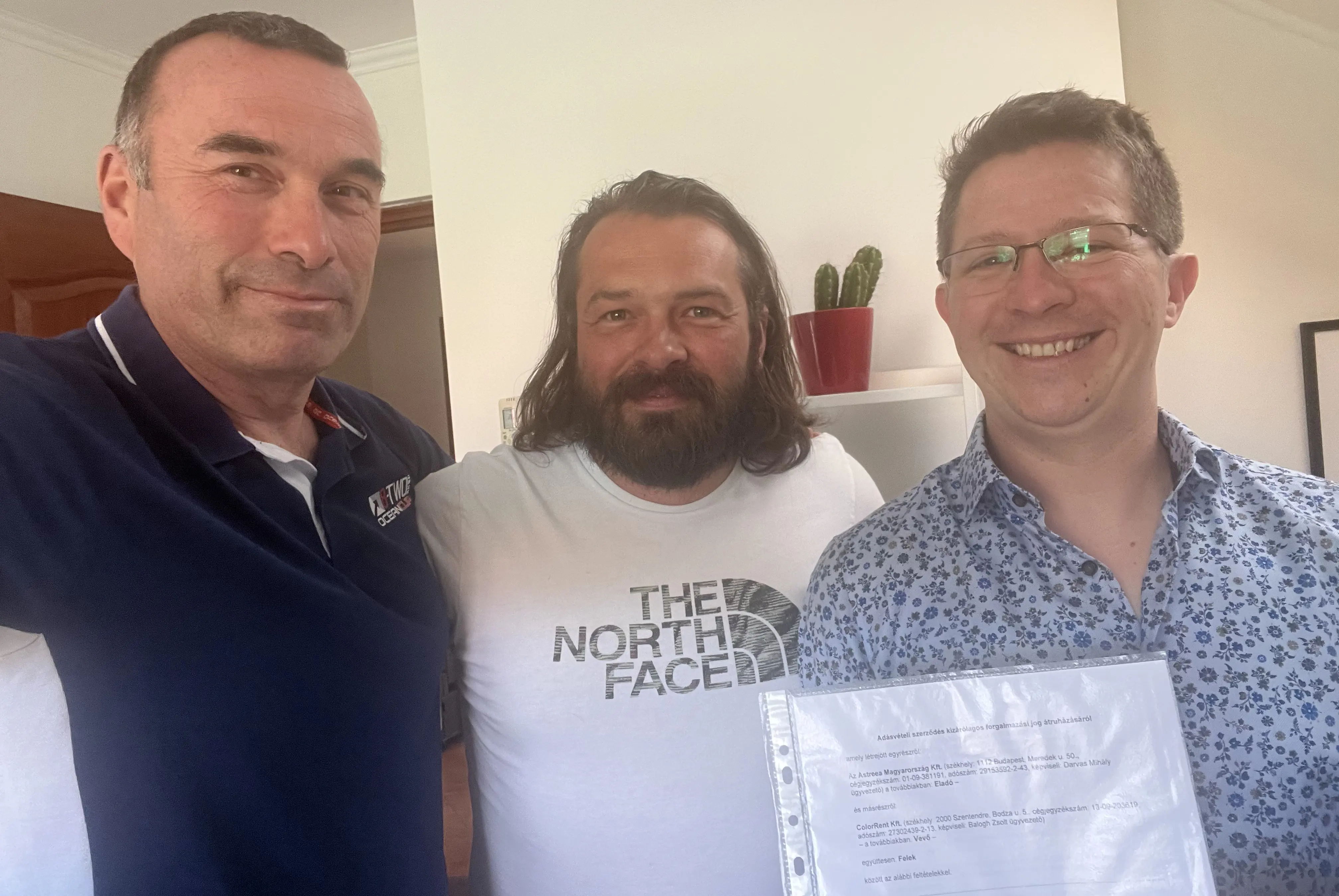 Az új tulajdonos, Balogh Zsolt, mellette Mihály és Dávid, az aláírást követően.