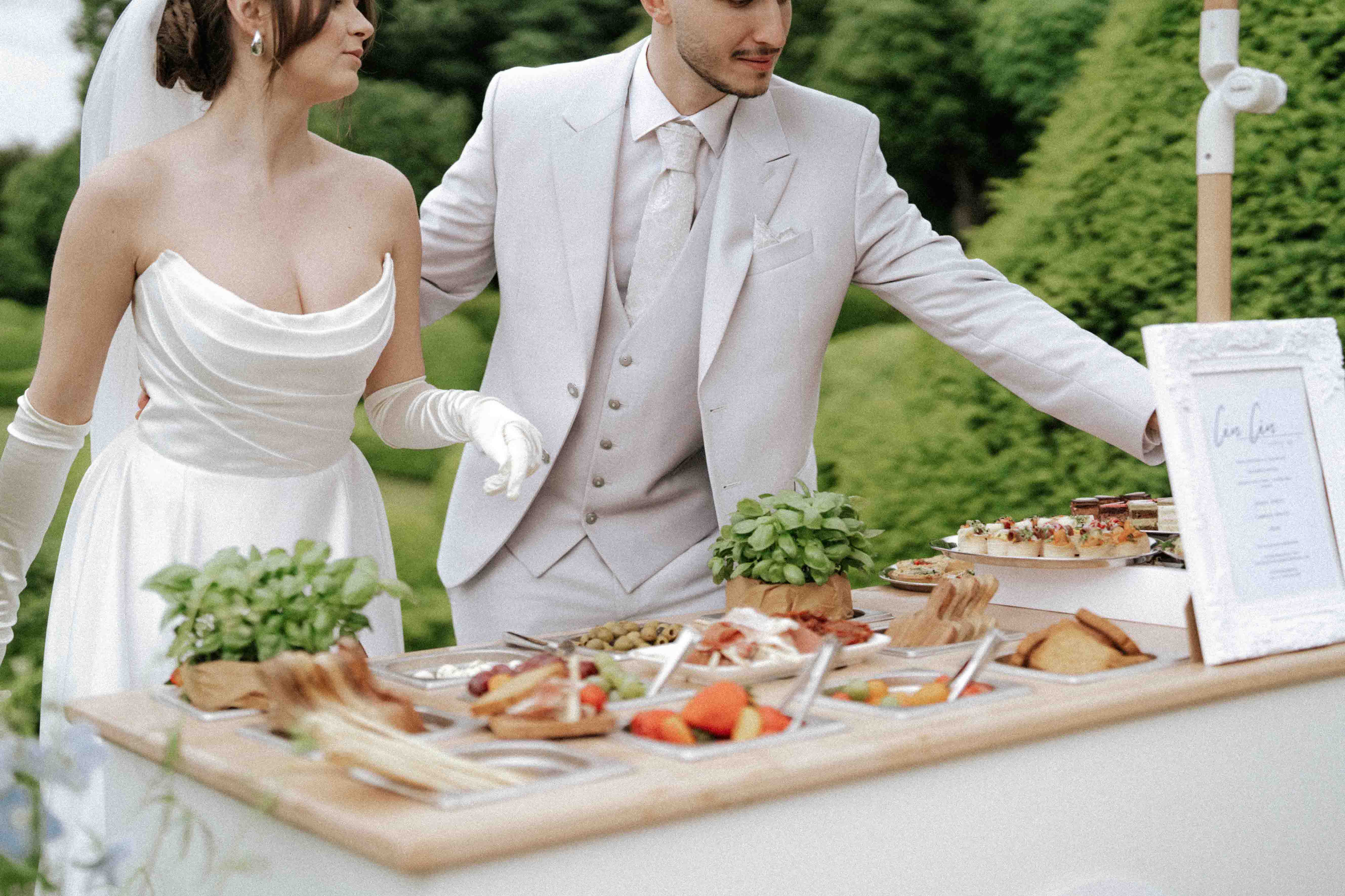 Hochzeitspaar bei interaktiver Snack Bar