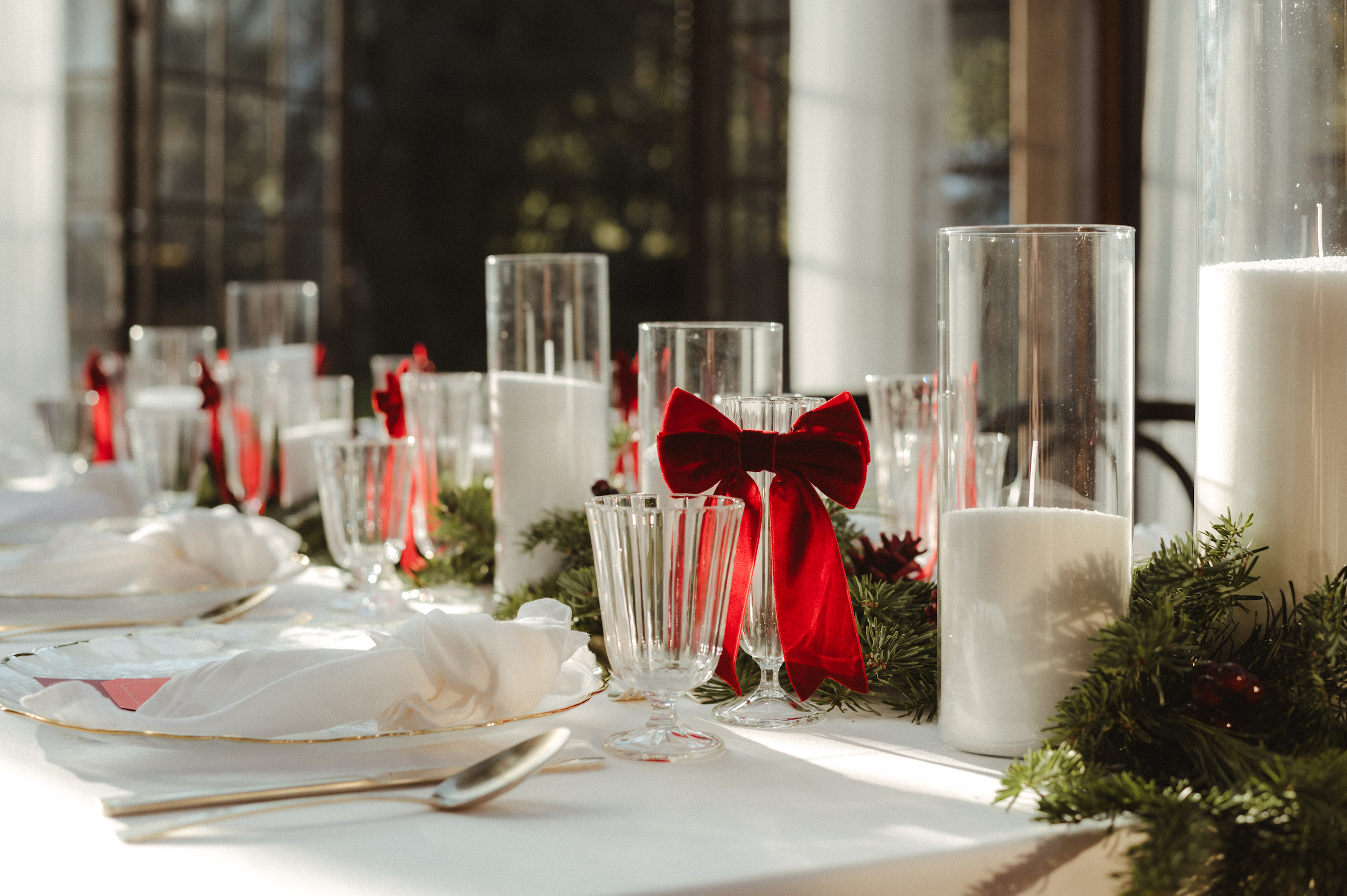 decorative christmas table red bows gold details