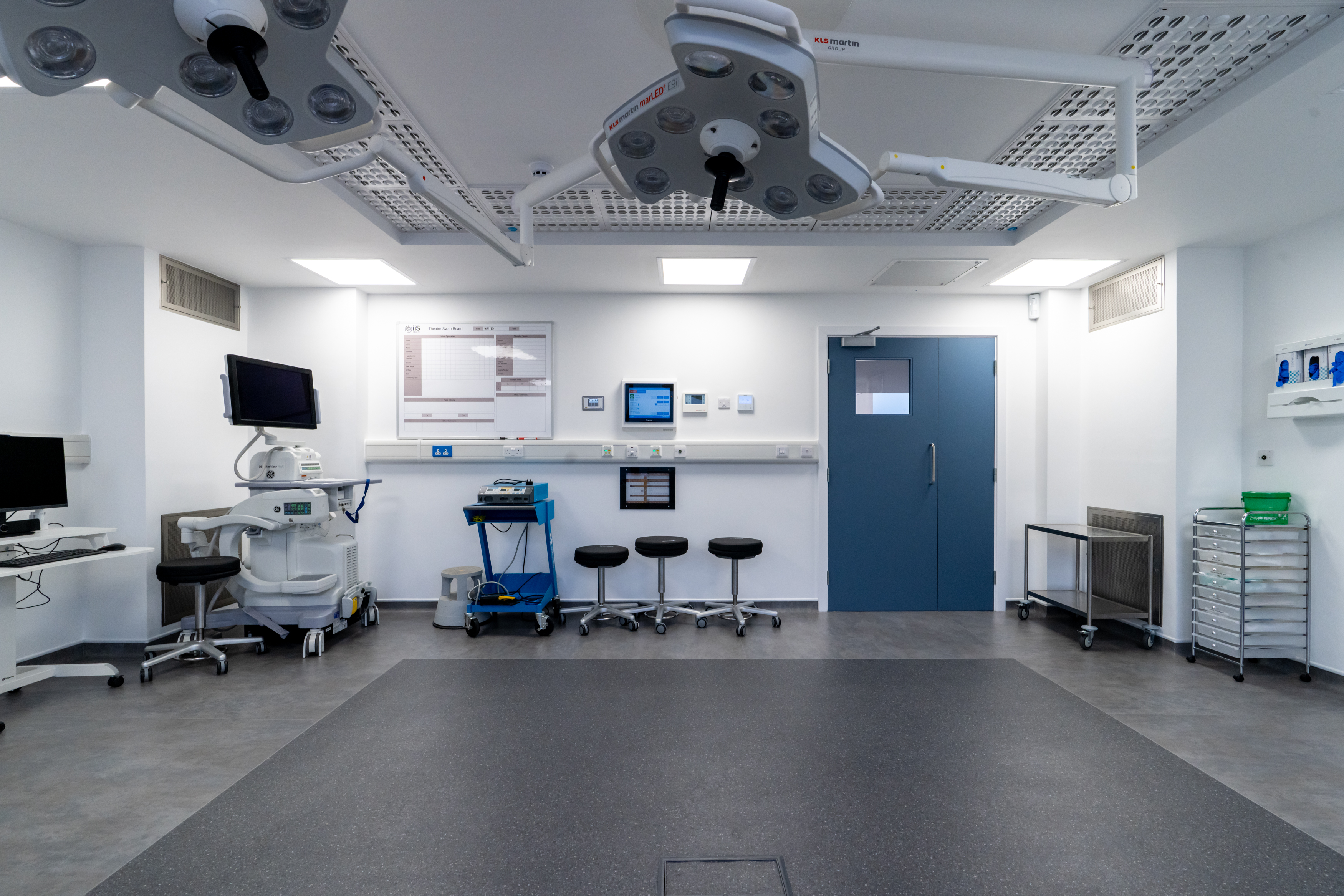 Image of the main laminar flow theatre showing theatre entrance and mini c arm.